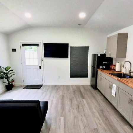 All Modern Studio With Private Entry & Parking. Brandon Luaran gambar