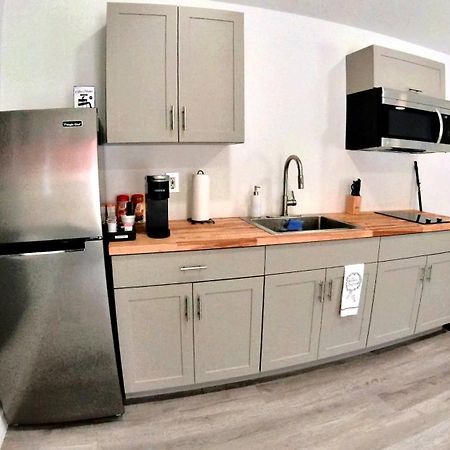 All Modern Studio With Private Entry & Parking. Brandon Luaran gambar