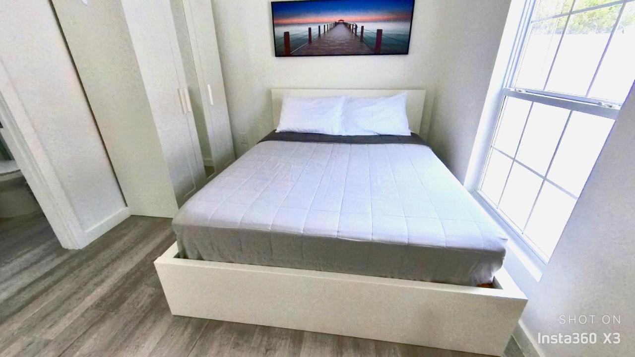 All Modern Studio With Private Entry & Parking. Brandon Luaran gambar