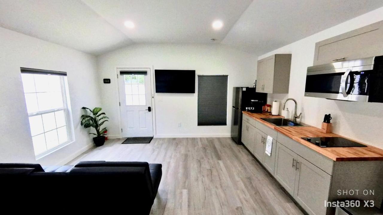 All Modern Studio With Private Entry & Parking. Brandon Luaran gambar