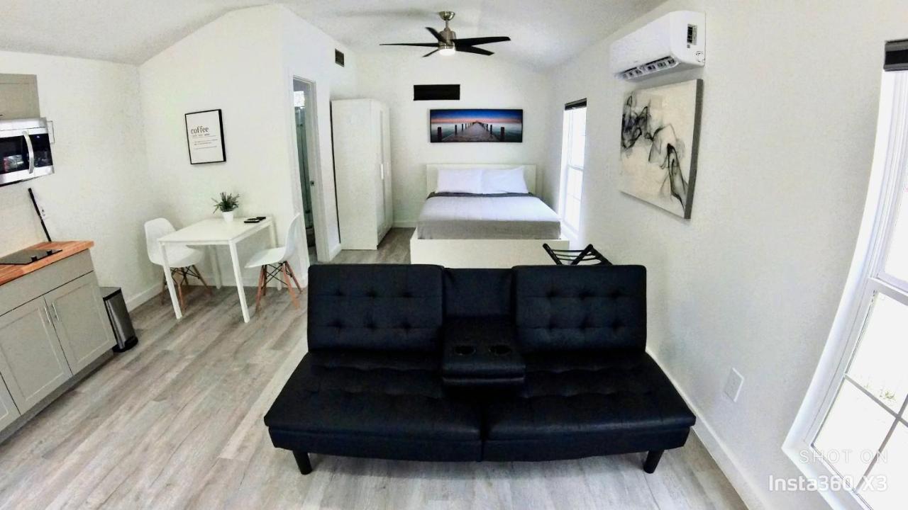 All Modern Studio With Private Entry & Parking. Brandon Luaran gambar