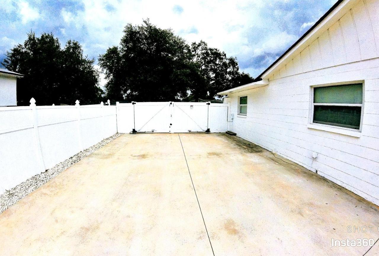 All Modern Studio With Private Entry & Parking. Brandon Luaran gambar