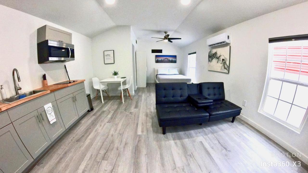 All Modern Studio With Private Entry & Parking. Brandon Luaran gambar