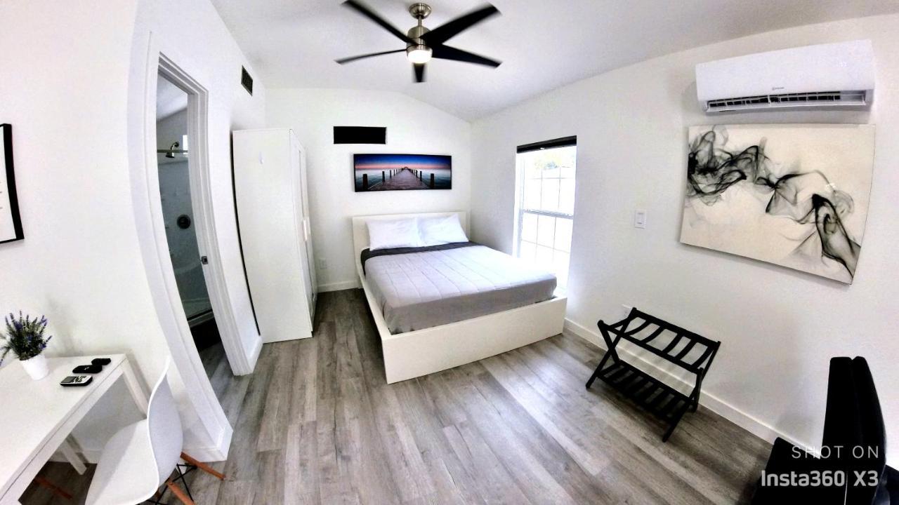 All Modern Studio With Private Entry & Parking. Brandon Luaran gambar