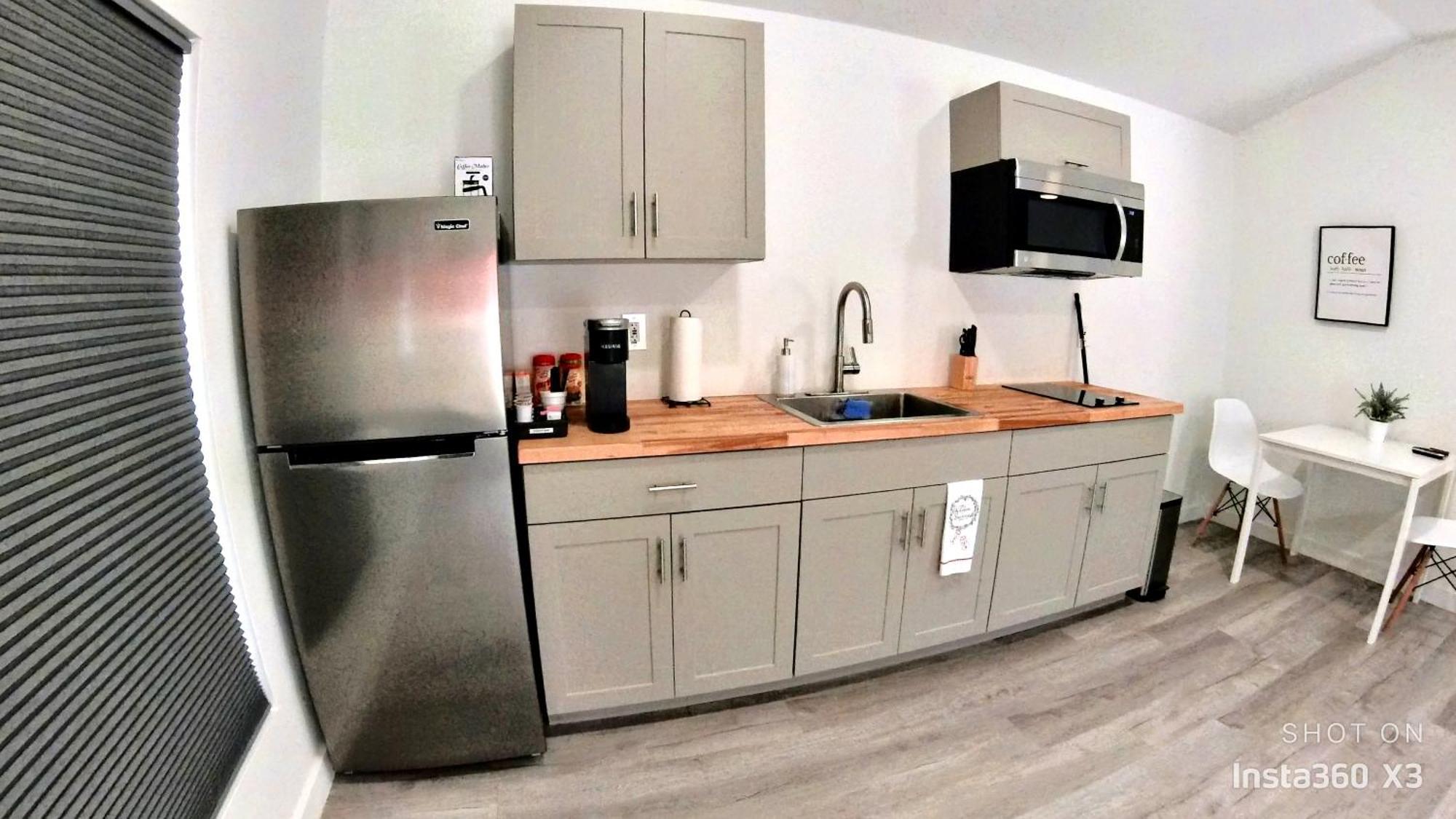All Modern Studio With Private Entry & Parking. Brandon Luaran gambar