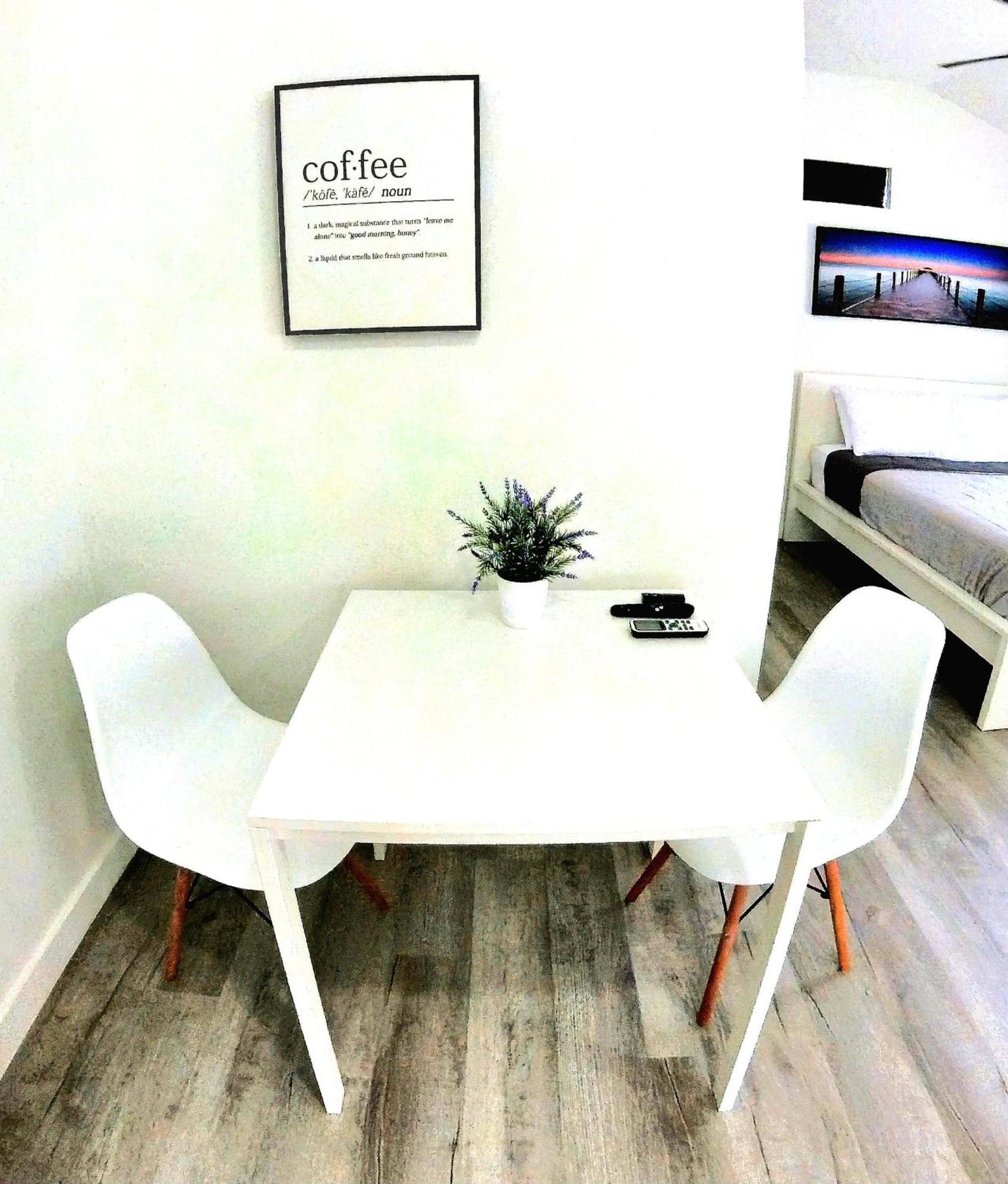 All Modern Studio With Private Entry & Parking. Brandon Luaran gambar